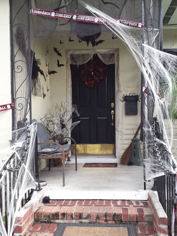 Spooky-Halloween-Front-Porch-Decor-Ideas-That-Will-Make-Your-Home-Look-Haunted