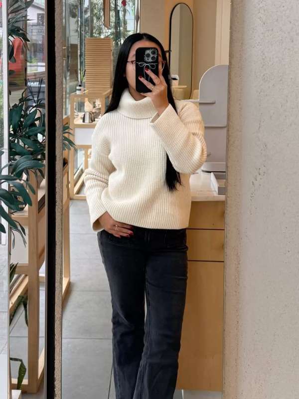 White-Turtleneck-Sweater-with-Black-Skinny-Jeans.