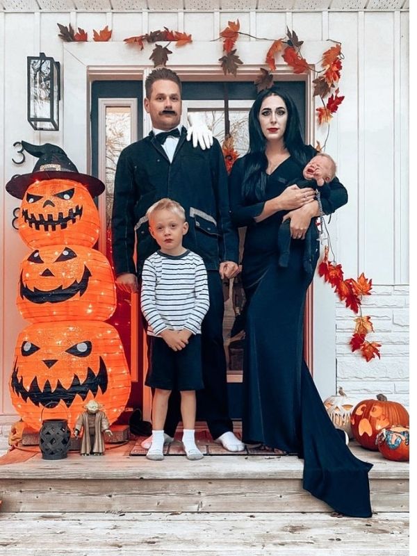 family-halloween-costume. 
