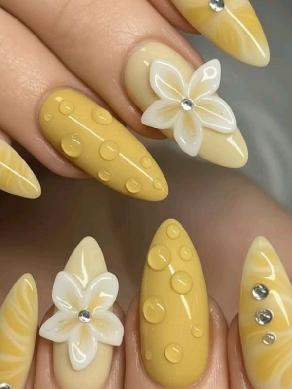 fresh-lemon-must-try-fruit-themed-nail-design. 
