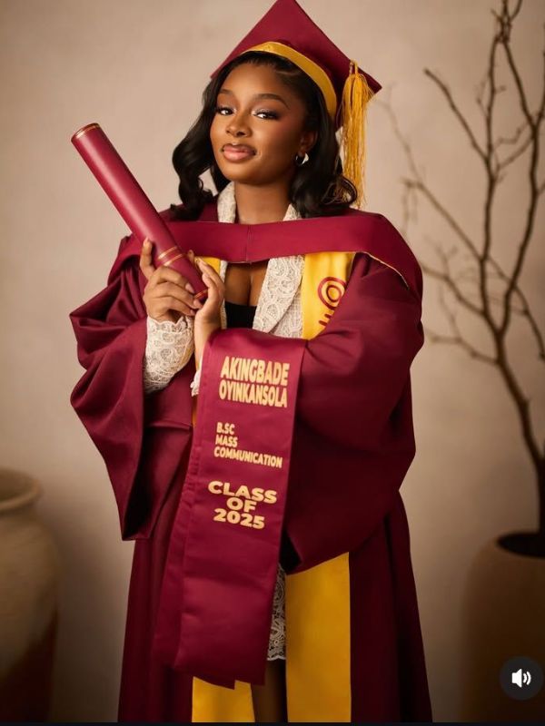 20-Must-try-Masters-Graduation-Picture-You-will-love-featuring-classy-look.