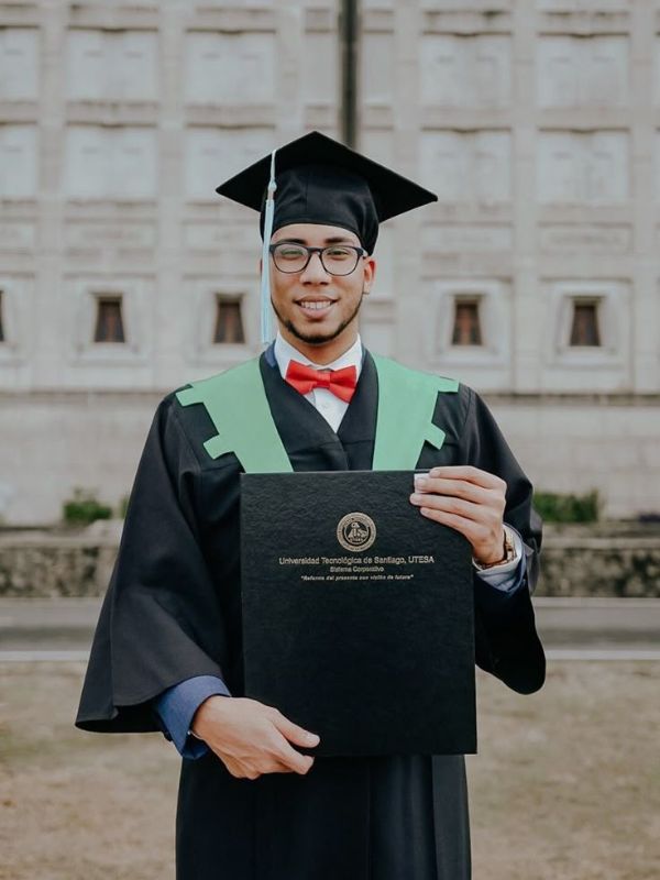 20-Must-try-Masters-Graduation-Picture-You-will-love-holding-your-certificate.