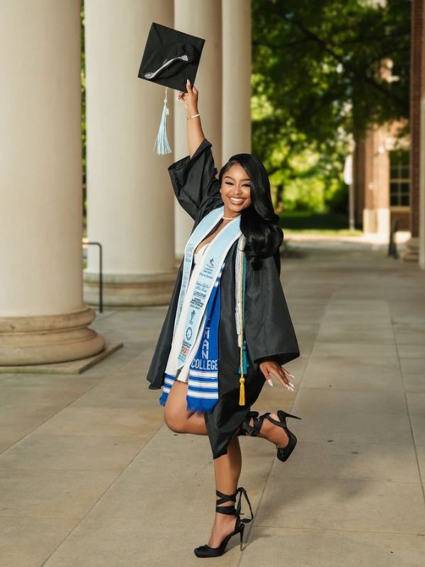 20-Must-try-Masters-Graduation-Picture-You-will-love-in-front-of-your-university-building.