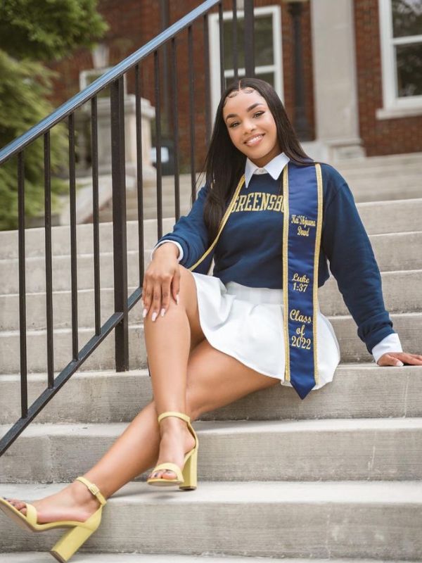 20-Must-try-Masters-Graduation-Picture-You-will-love-sitting-on-the-step
