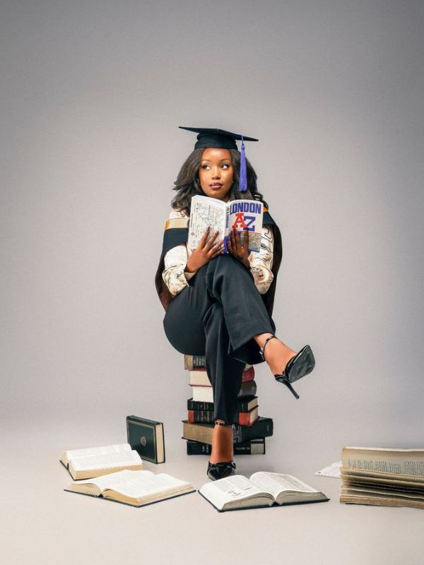 20-Must-try-Masters-Graduation-Picture-You-will-love-with-books.