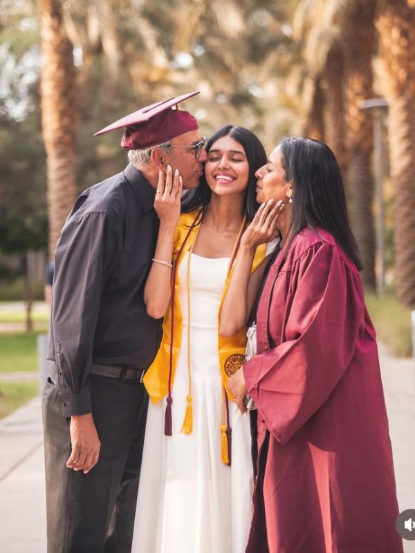 20-Must-try-Masters-Graduation-Picture-You-will-love-with-family.