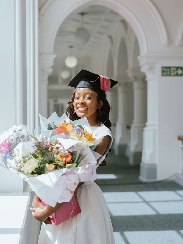 20-Must-try-Masters-Graduation-Picture-You-will-love-with-flowers.