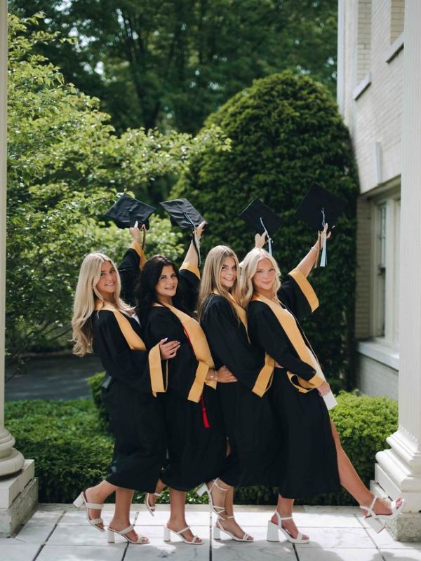 20-Must-try-Masters-Graduation-Picture-You-will-love-with-friends.