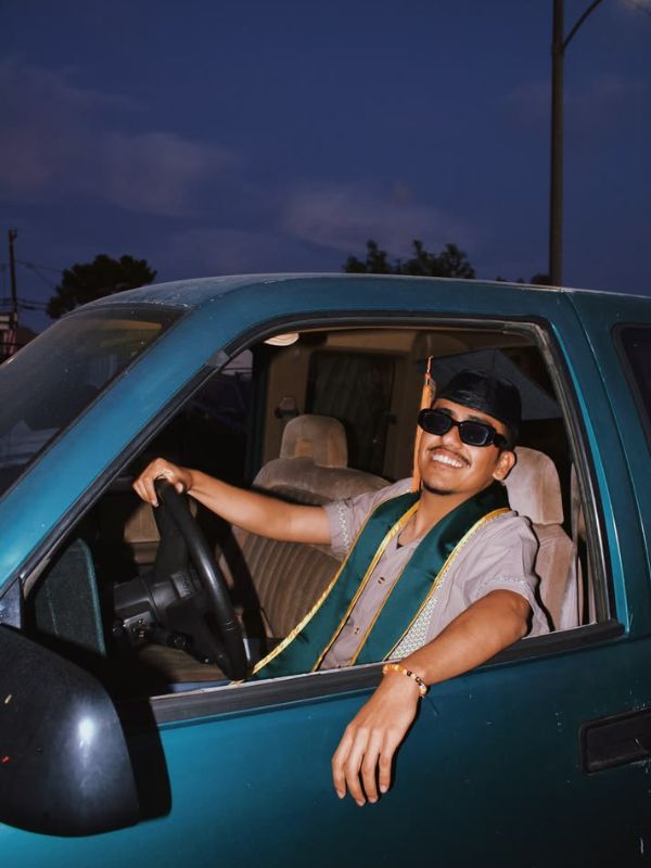 20-Must-try-Masters-Graduation-Picture-You-will-love-with-grad-car.