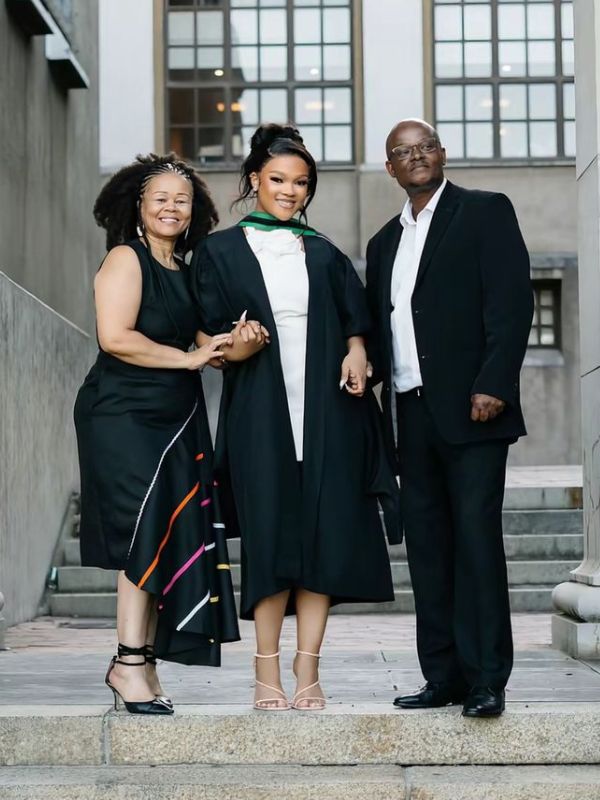 20-Must-try-Masters-Graduation-Picture-You-will-love-with-parents.