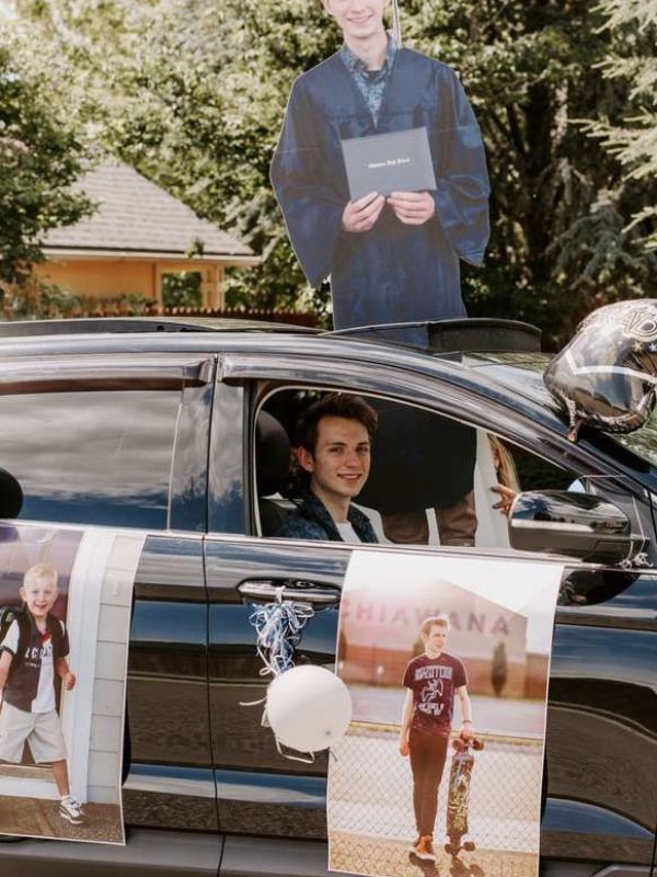 20-graduation-car-decoration-idea-with-photo-collage.