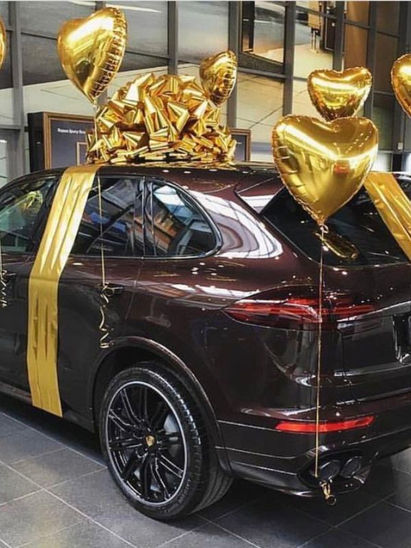 20-graduation-car-decoration-ideas-featuring-black-and-gold.