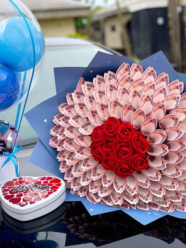 20-graduation-car-decoration-ideas-with-money-theme.