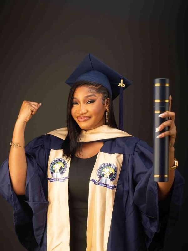 25-Stunning-Graduation-Photoshoot-ideas-for-adult-featuring-diploma.