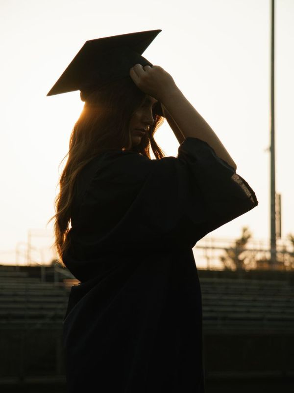 25-Stunning-Graduation-Photoshoot-ideas-for-adults-at-sunset.
