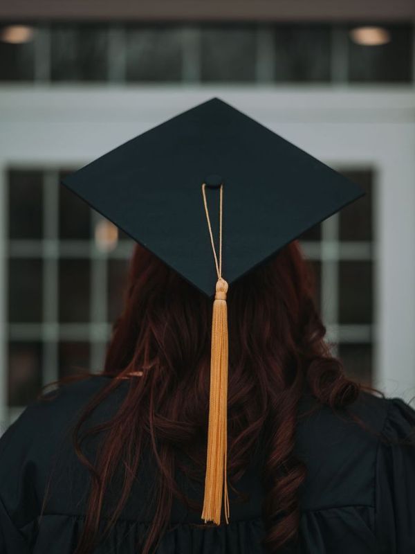25-Stunning-Graduation-Photoshoot-ideas-for-adults-featuring-look-back-at-your-school.