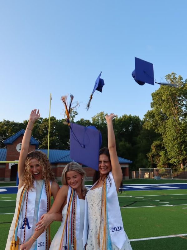 25-Stunning-Graduation-Photoshoot-ideas-for-adults-featuring-toss-your-cap.