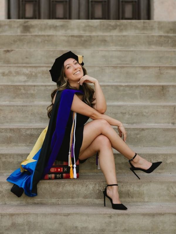 25-Stunning-Graduation-Photoshoot-ideas-for-adults-sitting-on-campus-step.