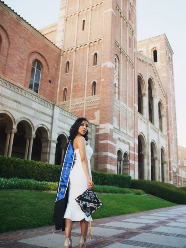 25-Stunning-Graduation-Photoshoot-ideas-for-adults-walk-through-your-campus.