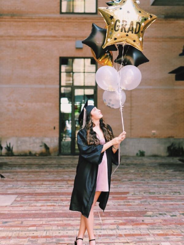 25-Stunning-Graduation-Photoshoot-ideas-for-adults-with-balloon.