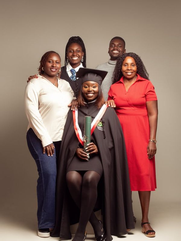 25-Stunning-Graduation-Photoshoot-ideas-for-adults-with-family.