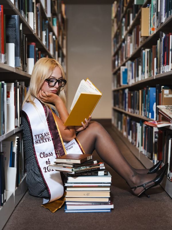 25-Stunning-Graduation-Photoshoot-ideas-for-adults-with-your-academic-books.