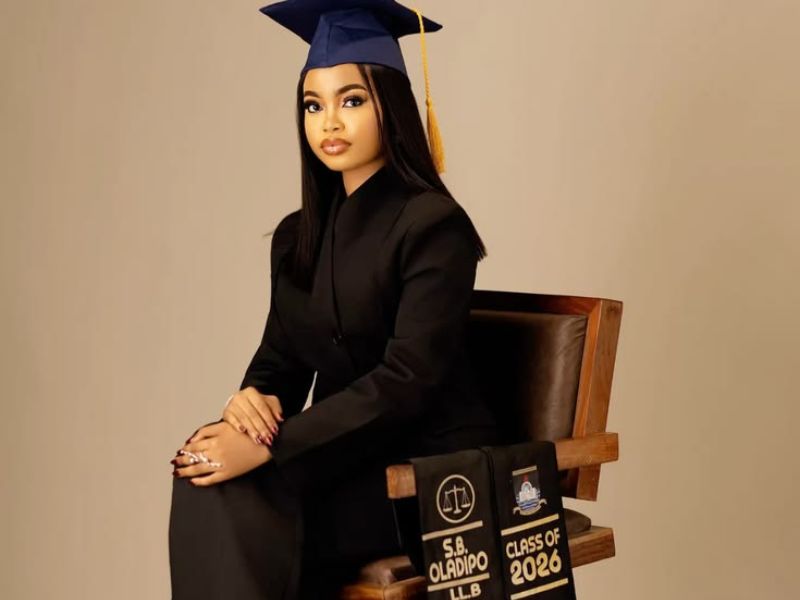 25-Stunning-Graduation-Photoshoot-ideas-for-adults.