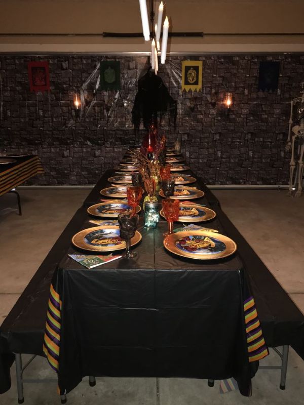 25-unforgettable-harry-Potter-birthday-party-ideas-for-adults-featuring-Hogwarts-Dining-Table.