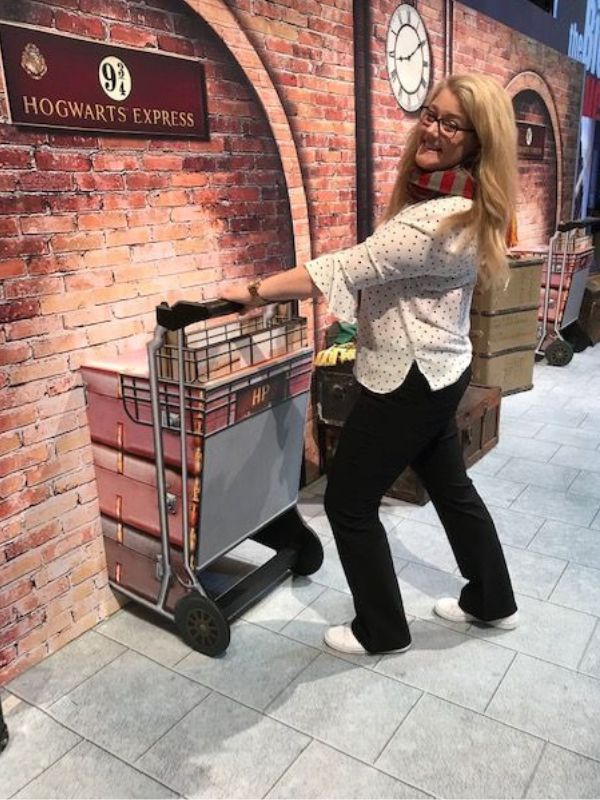 25-unforgettable-harry-Potter-birthday-party-ideas-for-adults-featuring-Hogwarts-Express-Photo-Area