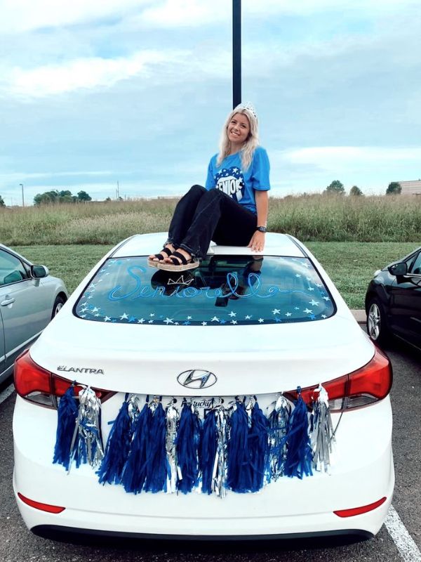 Senior-Car-With-School-Mascot-Theme.