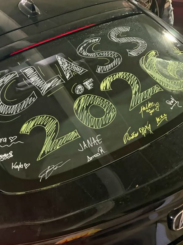 25-unforgettable-senior-car-decorating-ideas-with-Class-Of-2026-Car.