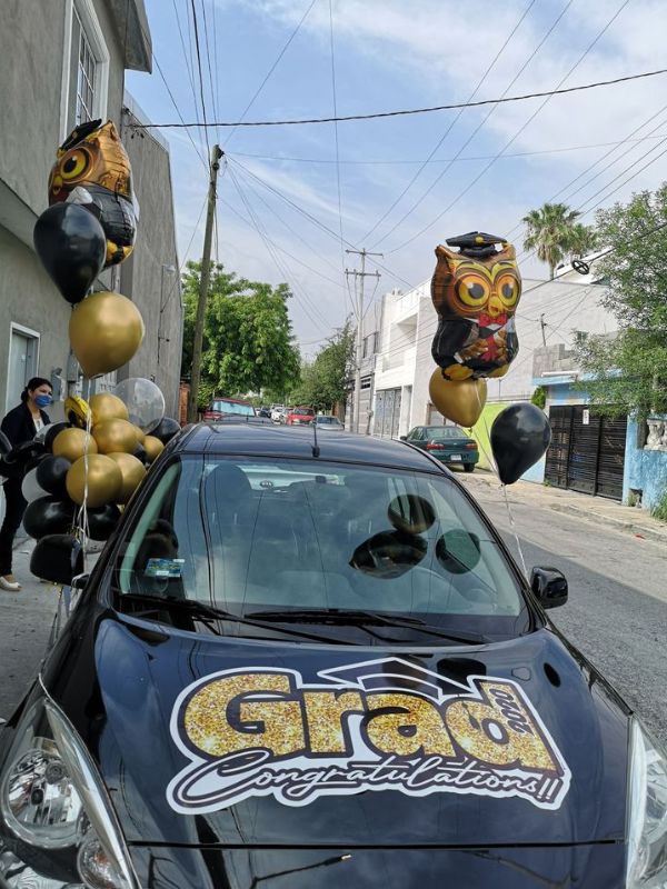 25-unforgettable-senior-car-decorating-ideas-with-Graduation-Balloon-Arrangement.