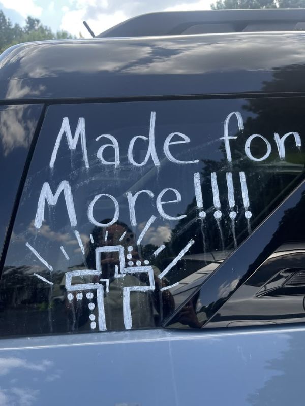 30-amazing-car-chalk-window-ideas-featuring-proud-family-message.