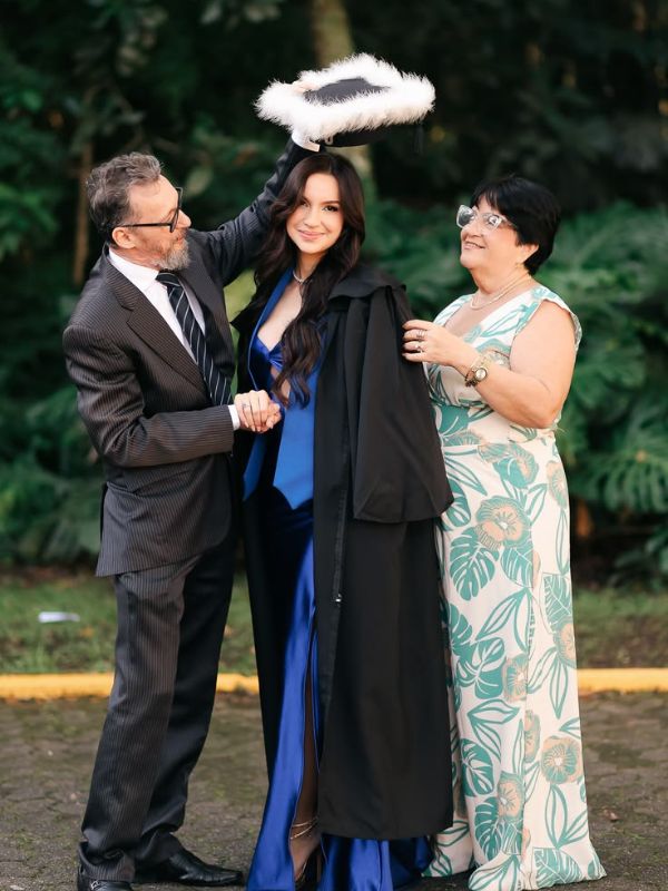 Graduation-Photos-With-Your-Parents.