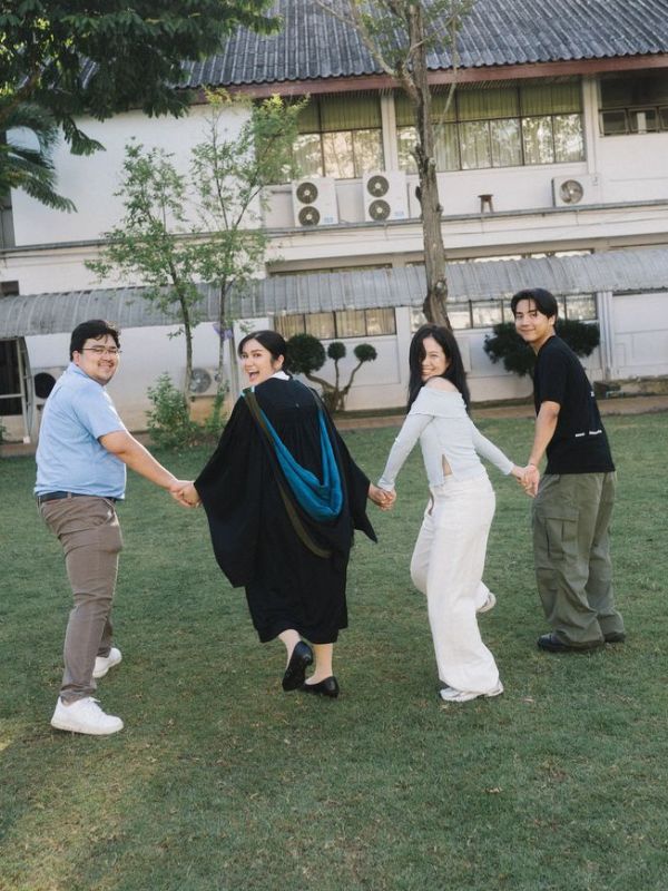 master-Graduation-picture-with-your-siblings