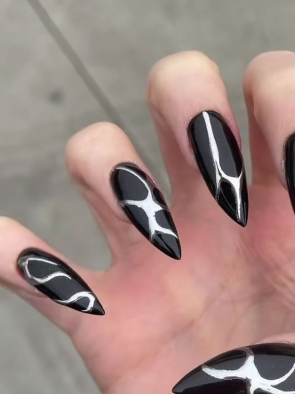 Nails-With-Silver-Drip-Designs.