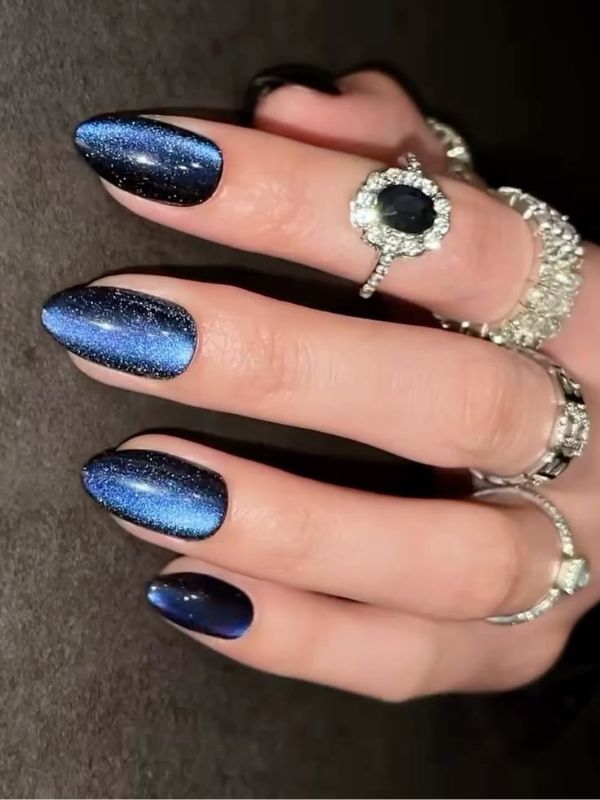 Black-Nails-With-Blue-Cat-Eye-Effect.