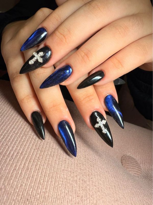 Black-and-Blue-Gothic-Nails.