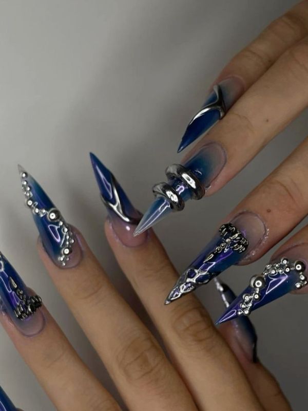 Blue-Swag-Nails-With-Silver-Details.