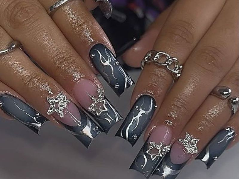stunning-Y2k-goth-nails.